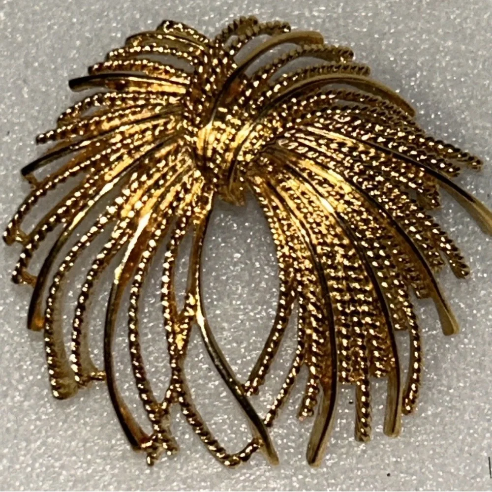 Vintage Monet Mirador
Brooch Gold Tone Starburst size 2" X 2" - Picture 13 of 17